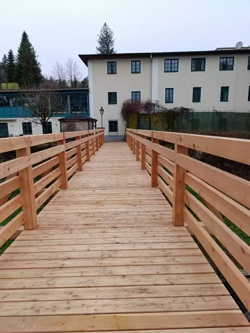 Neue Fußgängerbrücke über den Ponlachgraben