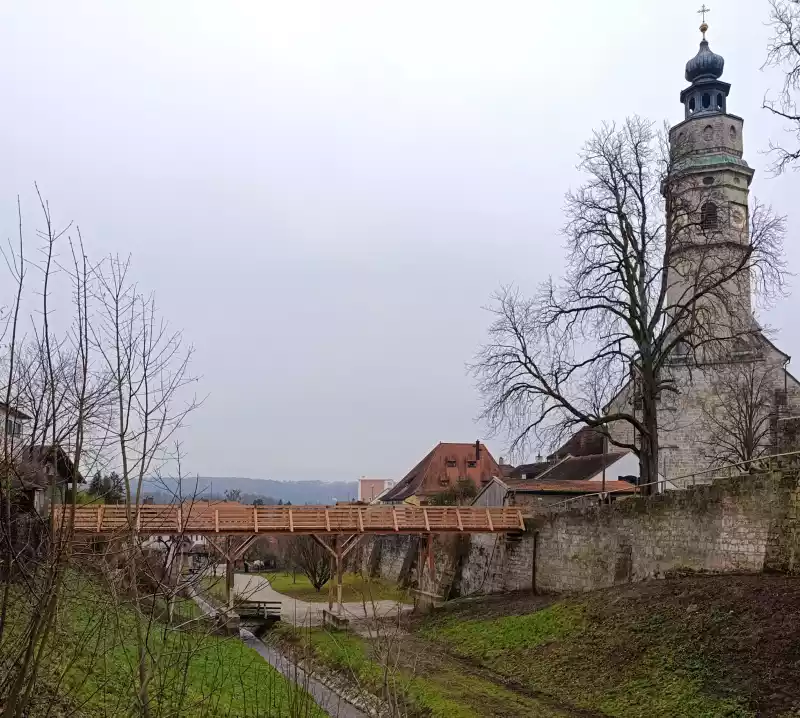 Neue Fußgängerbrücke über den Ponlachgrabenden 