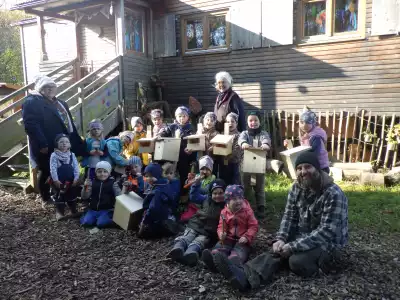 Waldeulen bauen Nistkästen