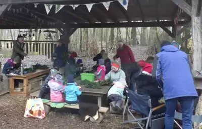 Waldeulen binden Adventskränze